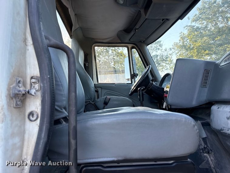 image for item DZ4217 2004 International 8600 semi truck