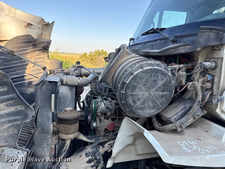 image for item DZ4217 2004 International 8600 semi truck