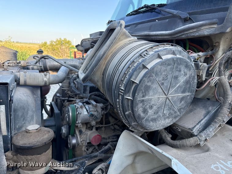 image for item DZ4217 2004 International 8600 semi truck