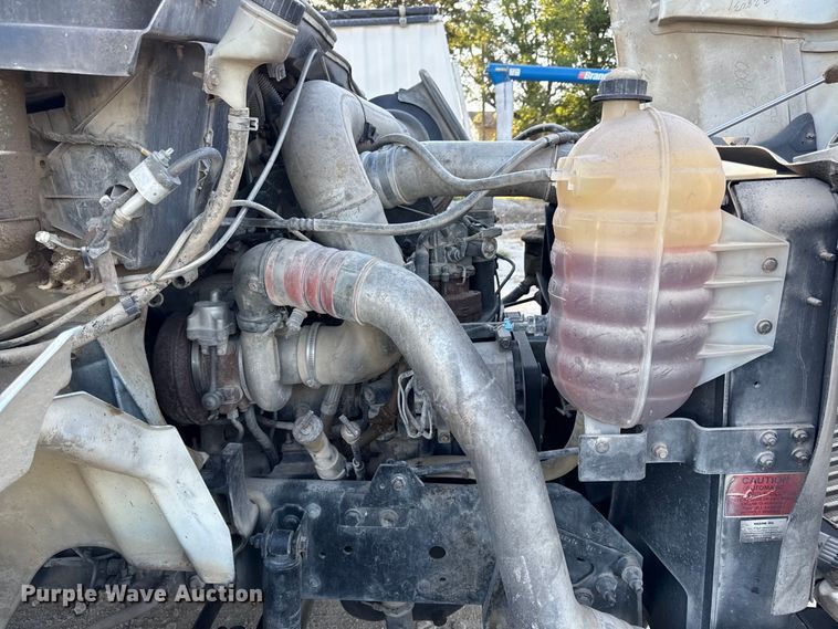 image for item DZ4217 2004 International 8600 semi truck