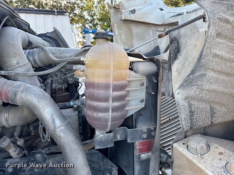 image for item DZ4217 2004 International 8600 semi truck