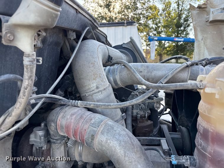 image for item DZ4217 2004 International 8600 semi truck