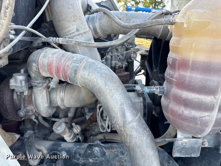 image for item DZ4217 2004 International 8600 semi truck