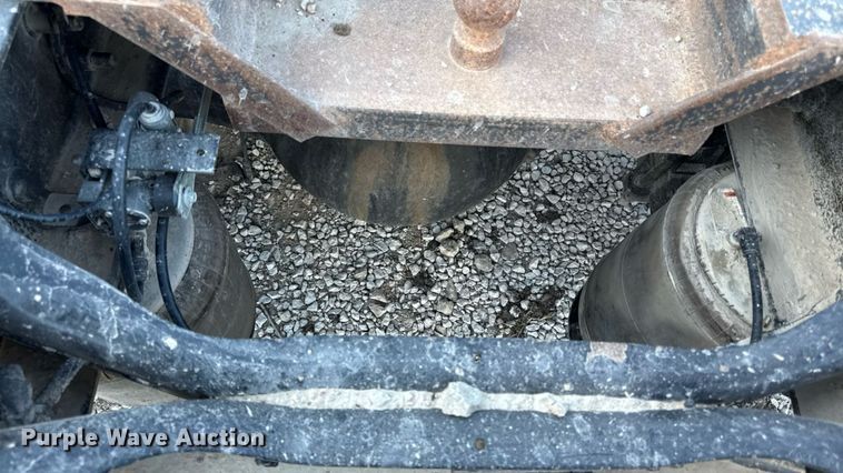 image for item DZ4217 2004 International 8600 semi truck