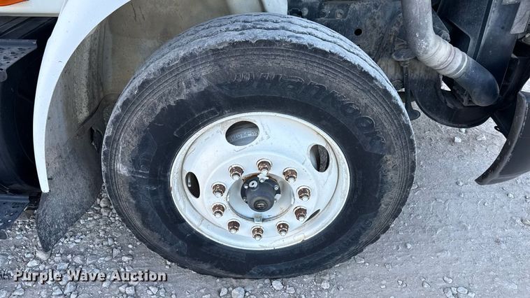 image for item DZ4217 2004 International 8600 semi truck