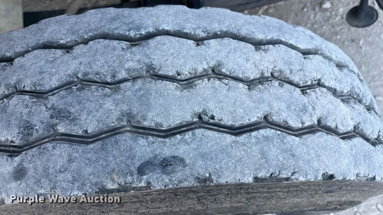 image for item DZ4217 2004 International 8600 semi truck