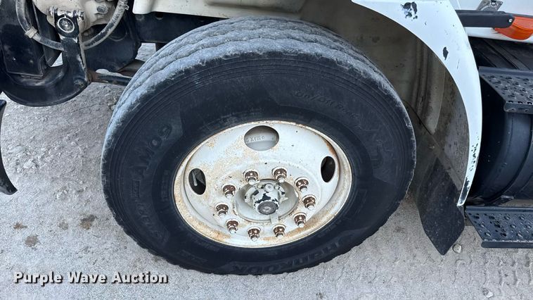 image for item DZ4217 2004 International 8600 semi truck