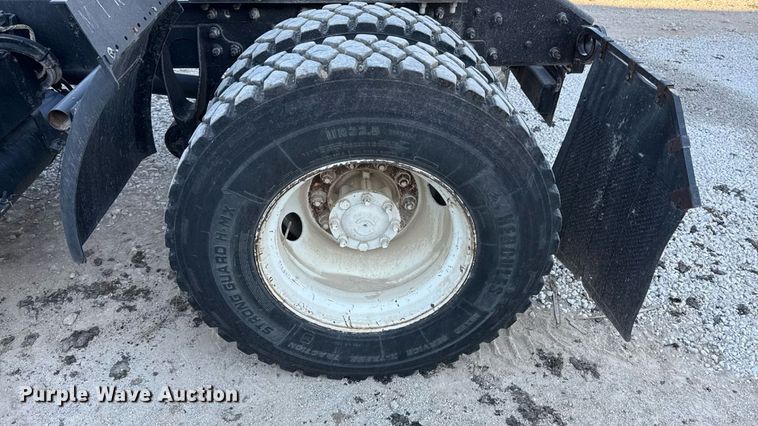 image for item DZ4217 2004 International 8600 semi truck