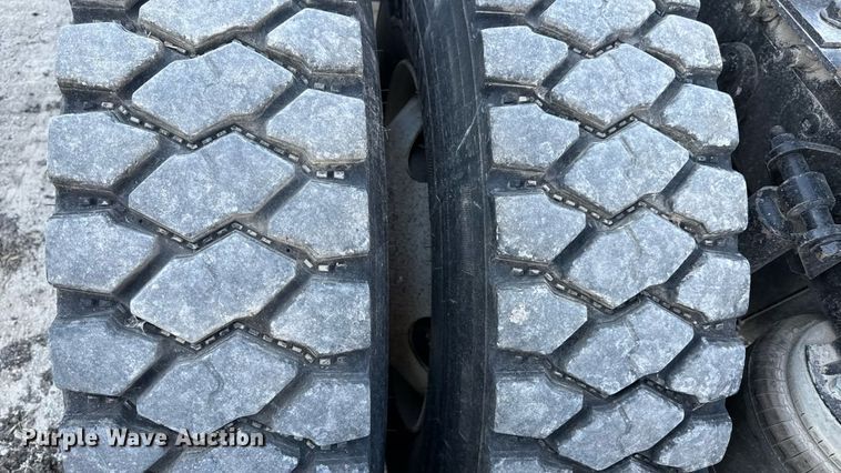 image for item DZ4217 2004 International 8600 semi truck