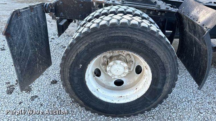 image for item DZ4217 2004 International 8600 semi truck