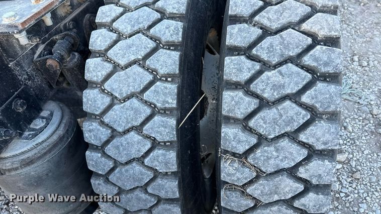 image for item DZ4217 2004 International 8600 semi truck