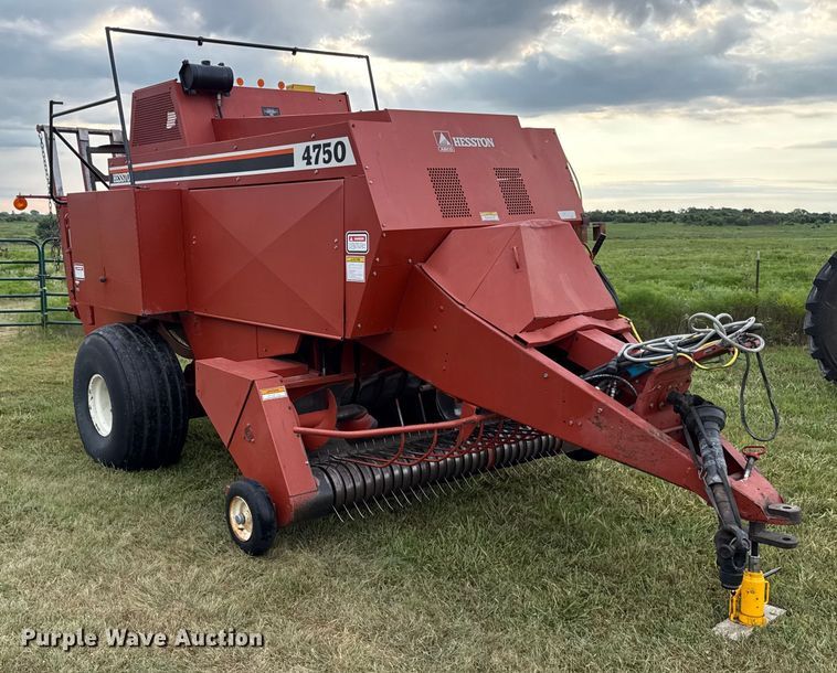 image for item DZ4262 Hesston 4750 large square baler