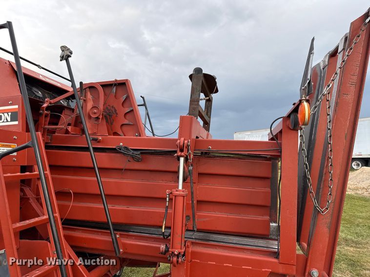 image for item DZ4262 Hesston 4750 large square baler