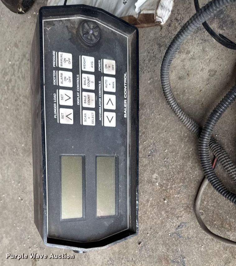 image for item DZ4262 Hesston 4750 large square baler