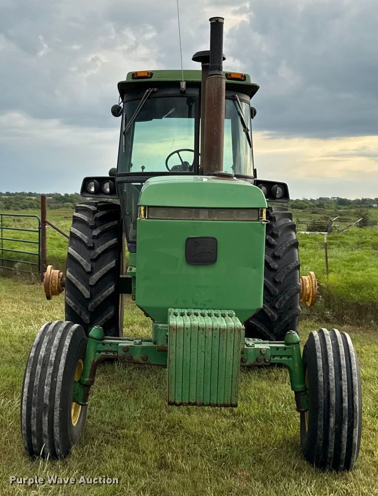 image for item DZ4263 1984 John Deere 4650 tractor