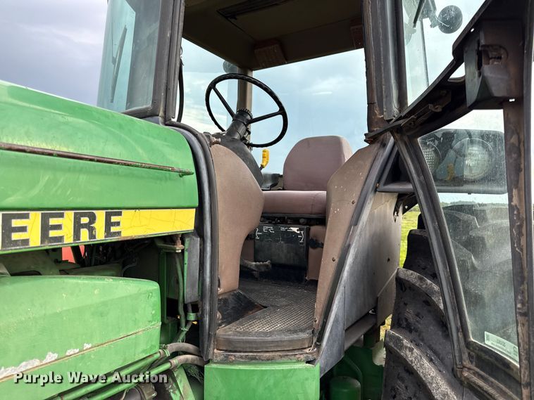 image for item DZ4263 1984 John Deere 4650 tractor