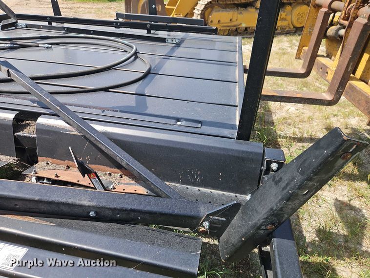 image for item EB8260 Hoelscher 1000 bale accumulator