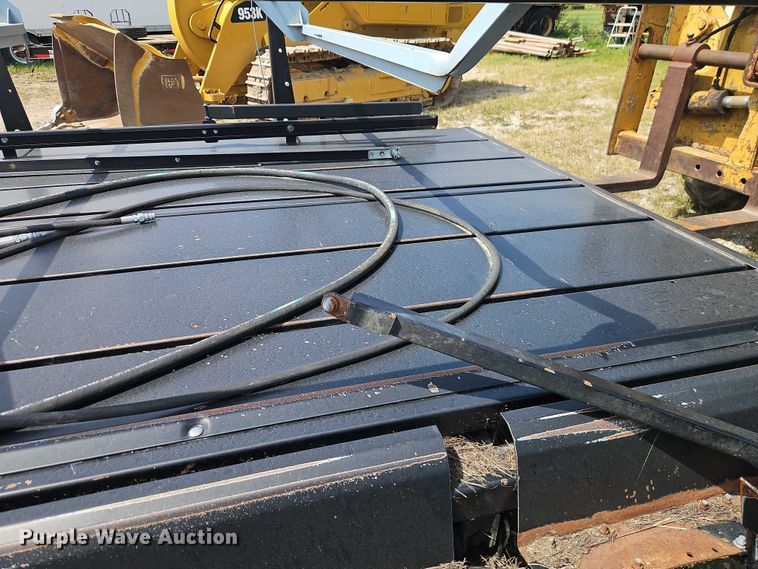 image for item EB8260 Hoelscher 1000 bale accumulator