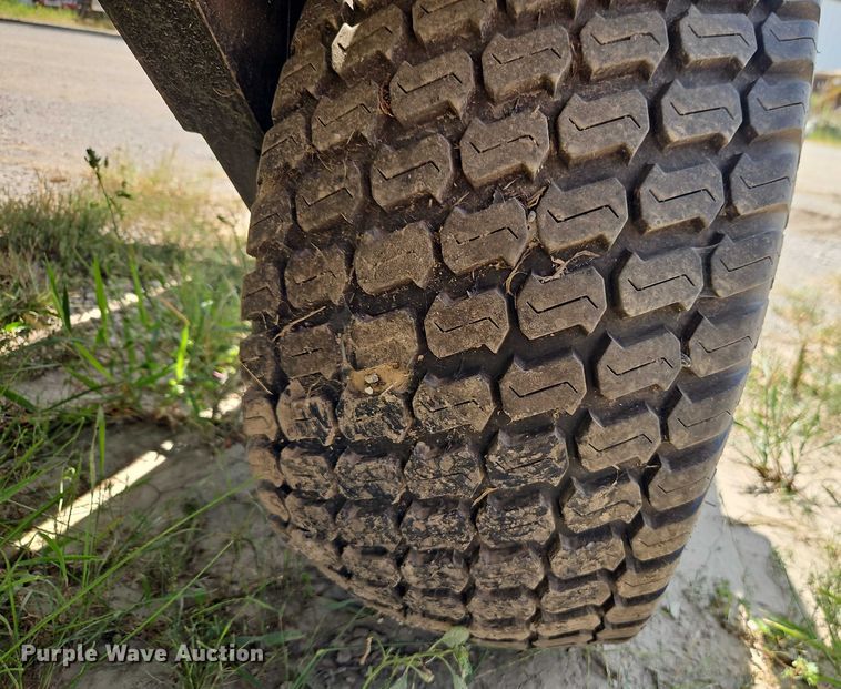 image for item EB8260 Hoelscher 1000 bale accumulator