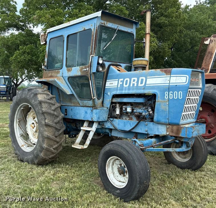 image for item ED4414 1976 Ford 8600 tractor