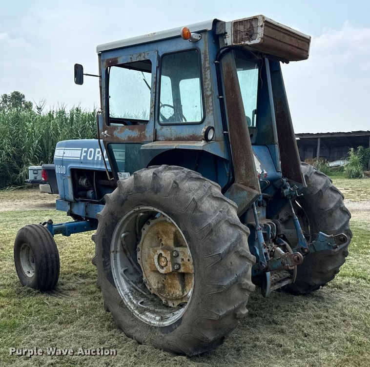 image for item ED4414 1976 Ford 8600 tractor
