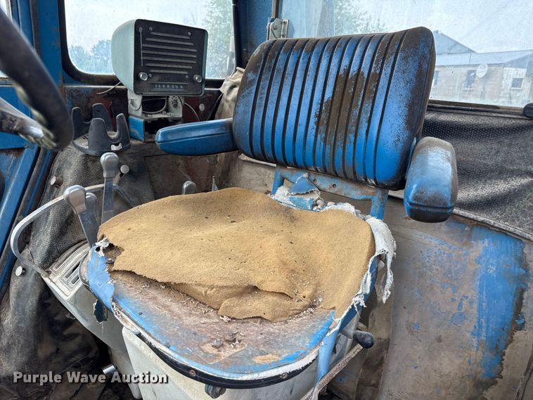 image for item ED4414 1976 Ford 8600 tractor