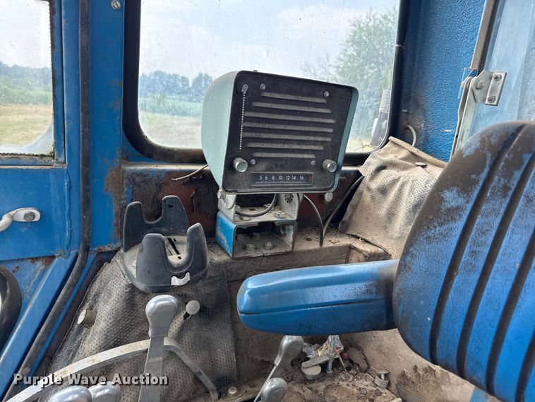 image for item ED4414 1976 Ford 8600 tractor