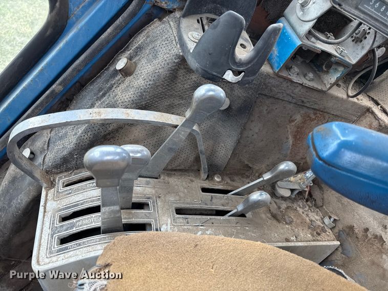 image for item ED4414 1976 Ford 8600 tractor