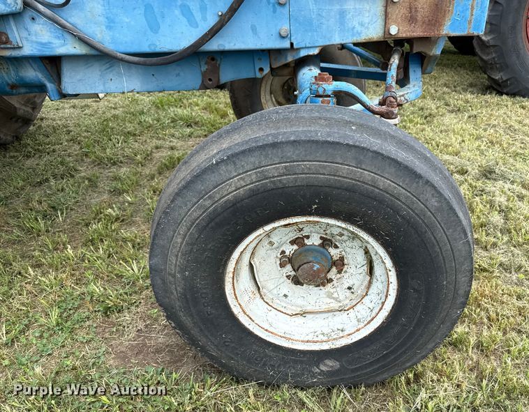 image for item ED4414 1976 Ford 8600 tractor