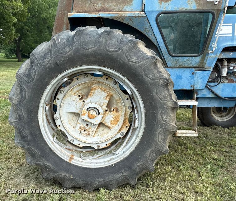 image for item ED4414 1976 Ford 8600 tractor