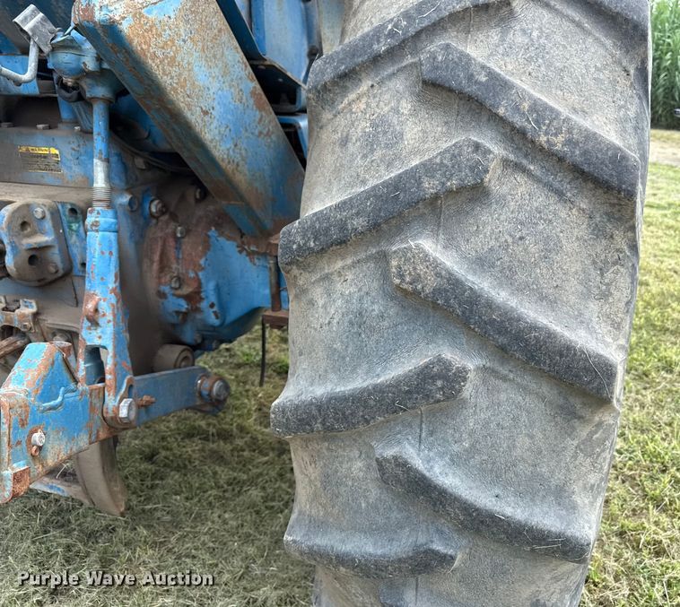 image for item ED4414 1976 Ford 8600 tractor