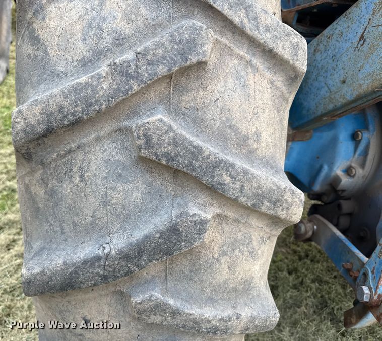 image for item ED4414 1976 Ford 8600 tractor