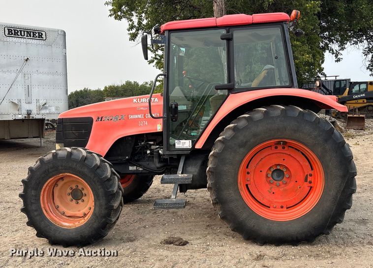 image for item EE4002 2007 Kubota M108X MFWD tractor