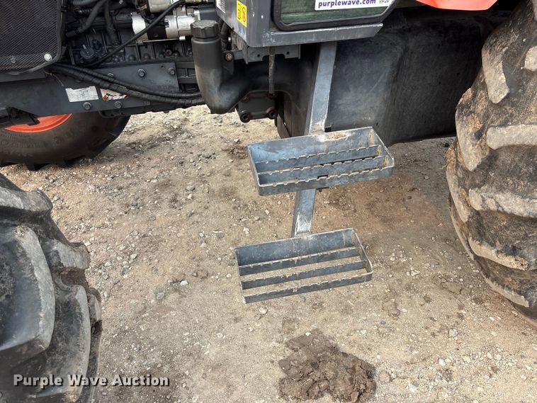 image for item EE4002 2007 Kubota M108X MFWD tractor