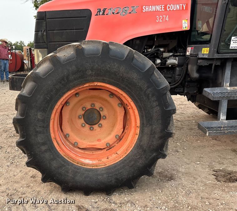 image for item EE4002 2007 Kubota M108X MFWD tractor