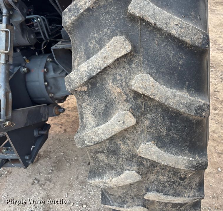 image for item EE4002 2007 Kubota M108X MFWD tractor