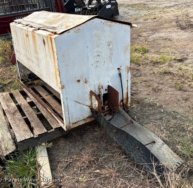 image for item EE4010 Bar-Six cake feeder