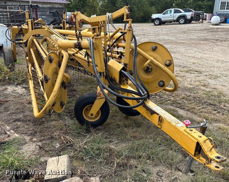 image for item EE4011 Vermeer R23 Twin Rake hay rake