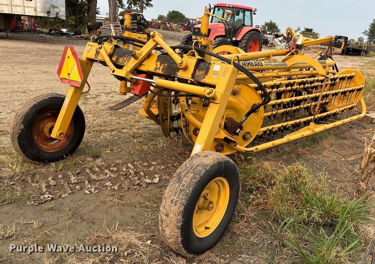 image for item EE4011 Vermeer R23 Twin Rake hay rake