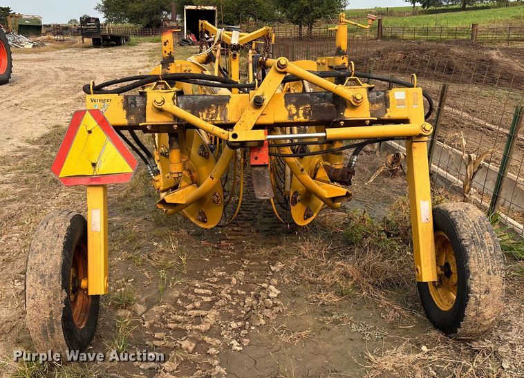 image for item EE4011 Vermeer R23 Twin Rake hay rake