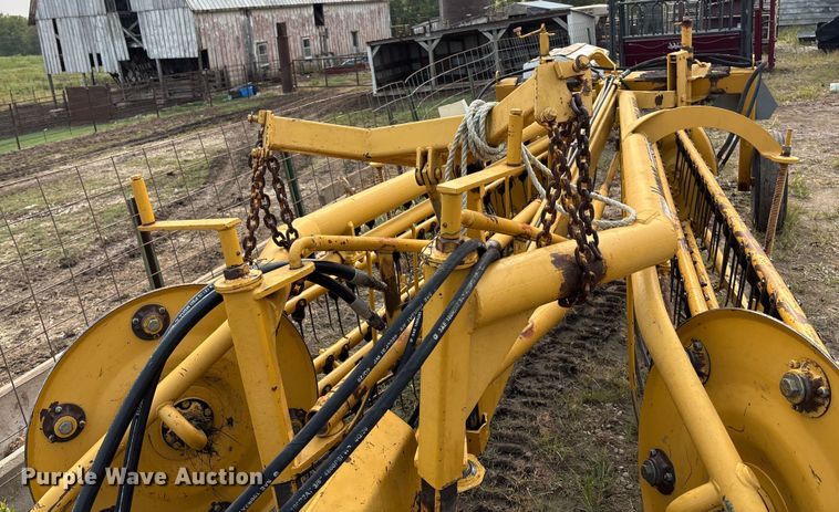 image for item EE4011 Vermeer R23 Twin Rake hay rake