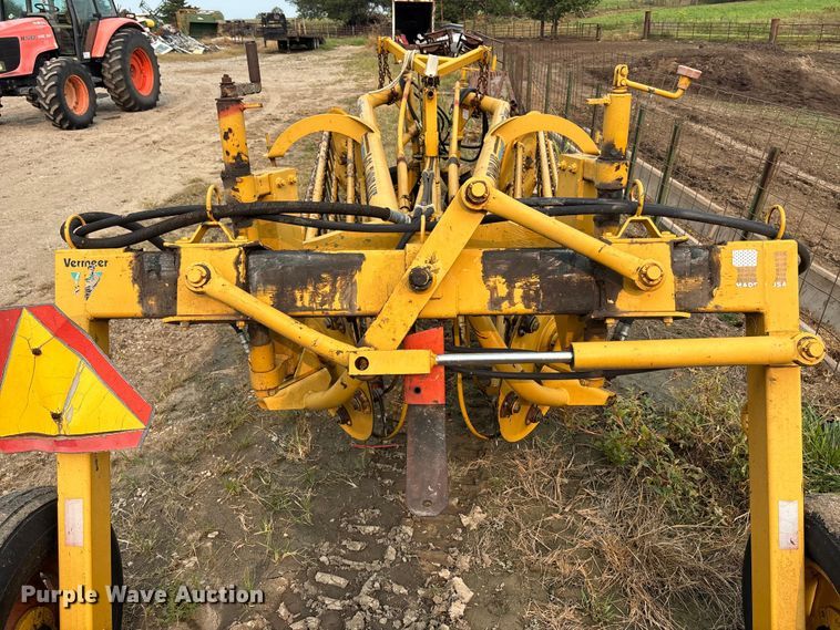 image for item EE4011 Vermeer R23 Twin Rake hay rake