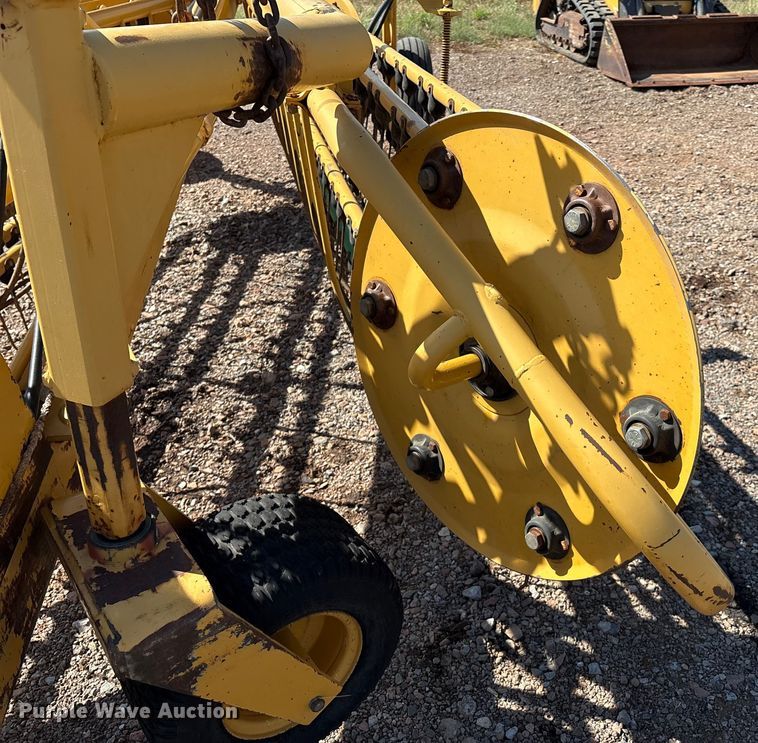 image for item EM0592 Vermeer R23 Twin Rake hay rake