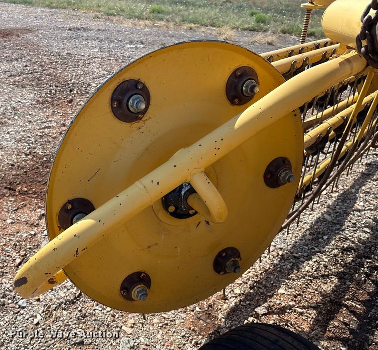 image for item EM0592 Vermeer R23 Twin Rake hay rake