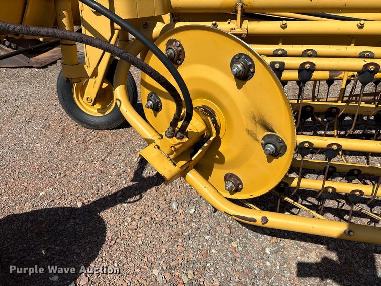 image for item EM0592 Vermeer R23 Twin Rake hay rake