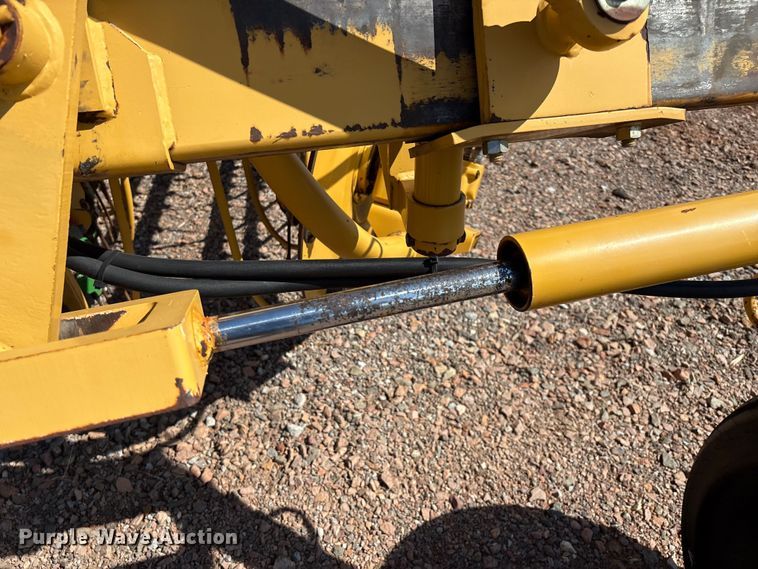 image for item EM0592 Vermeer R23 Twin Rake hay rake