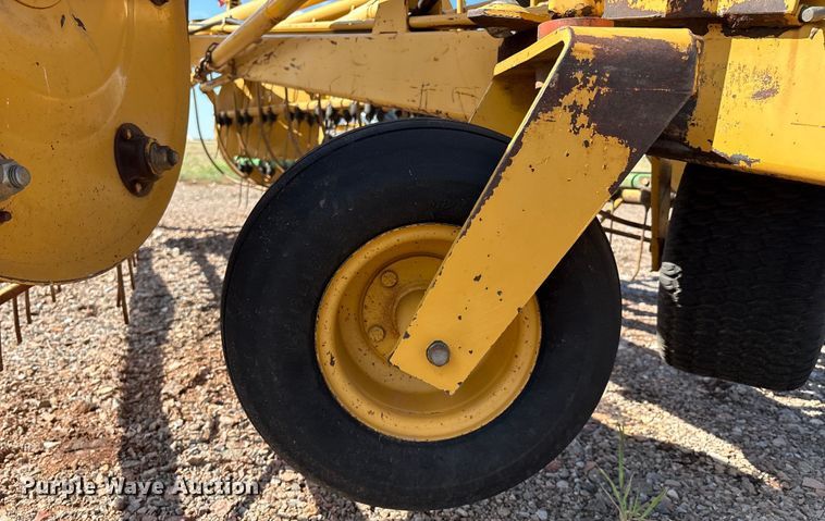 image for item EM0592 Vermeer R23 Twin Rake hay rake