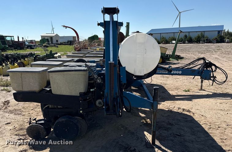 image for item EP0511 Kinze 2000 planter