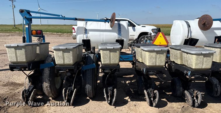 image for item EP0511 Kinze 2000 planter