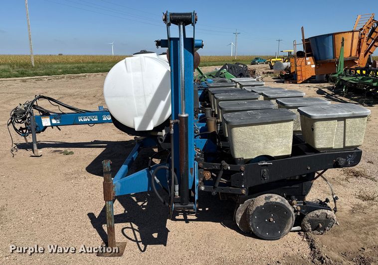 image for item EP0511 Kinze 2000 planter